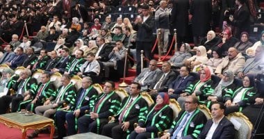 رئيس جامعة كفر الشيخ يشهد حفل تخريج الدفعة السادسة بكلية طب الفم والأسنان