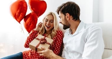 تشترى إيه فى عيد الحب؟ خبيرة علاقات تنصح بالهدية المناسبة حسب مدة التعارف