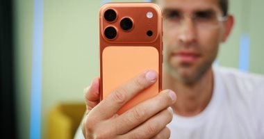 البرتقالي يصنع المعجزة .. iPhone 17 Pro يقود قفزة تاريخية لمبيعات آبل بالصين