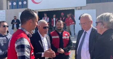 سفيرا السويد وفنلندا يتفقدان مخازن الهلال الأحمر المصرى بالعريش