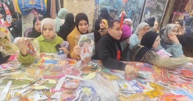 عم صوفى الخضرى بائع الفرحة فى شوارع الفيوم التاريخية.. أقدم بائع زينة رمضان فى المحافظة يقصد محله المئات ابتهاجا بقدوم الشهر المبارك.. ويؤكد: الأسعار رمزية والقطعة تبدأ من 5 جنيهات.. صور