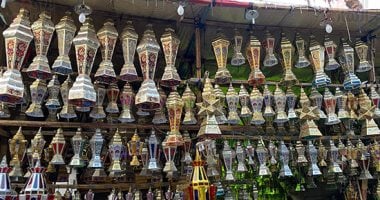 فوانيس وبخور وقدرة فول.. شوارع القاهرة تتزين استقبالا للشهر الفضيل