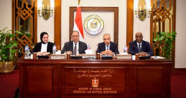 وزير الخارجية يجتمع بقيادات الوزارة ويؤكد أهمية مواصلة تطوير الأداء 