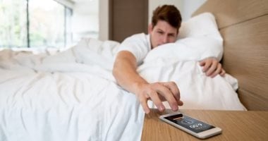 دراسات: الضغط على زر الغفوة بكثرة دليل على ذكائك