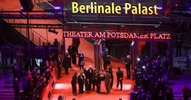 ميشيل يوه وشون بيكر ونيل باتريك هاريس على ريد كاربت حفل افتتاح مهرجان برلين