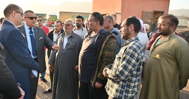 محافظ جنوب سيناء يجرى جولة ميدانية لتفقد ساحات الشاحنات بمدينة نويبع 
