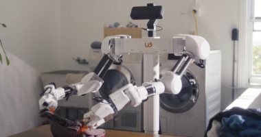 رفاهية أم ثورة منزلية؟ روبوت يطوى ملابسك فى 90 دقيقة