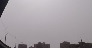 الجو قلب.. رياح شديدة محملة بالغبار وأتربة فى سماء المنيا.. فيديو
