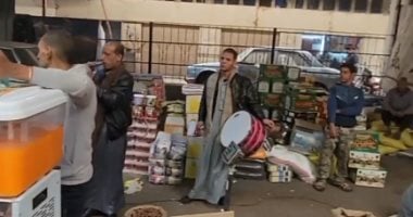 بالطبل والمزمار.. بياعين الياميش يروجون بضاعتهم فى سوق الساحل