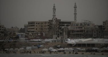 بين البحر والخيام.. 11 مشهدًا توثق معاناة النازحين على شواطىء غزة