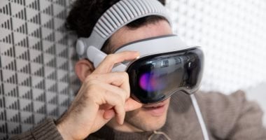 رسميًا.. Apple Vision Pro يحصل على تطبيق YouTube أصلى بدعم 8K