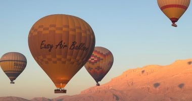 البالون الطائر يقدم المتعة لـ1800 سائح على متن 75 رحلة بالأقصر.. صور