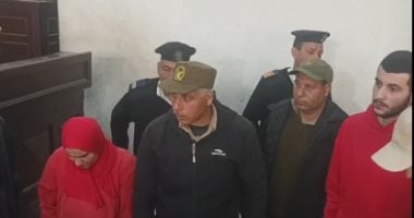 الزوجة وعشيقها بالبدلة الحمراء بعد قتل الزوج.. مباشر من المحكمة بالمنصورة