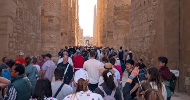 بهجة سياح العالم فى قلب صالة الأعمدة الكبرى بالكرنك