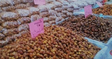 منتجات مطروح الطبيعية على موائد رمضان.. البلح وزيت الزيتون والمخلل تزين محلات مطروح.. اعتماد الأساليب التقليدية والأسمدة العضوية تميز منتجات مطروح وسيوة.. واحة سيوة من أكبر منتجى التمور للأسواق المحلية والتصدير