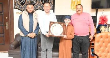 رئيس جهاز العاشر يكرّم القارئ محمد القلاجي لتميّزه في دولة التلاوة.. صور