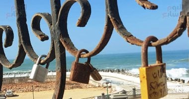 أشهر مكان للاحتفال بعيد الحب فى الإسكندرية.. أقفال الحب الأبدى تزين كوبرى ستانلى 14 فبراير من كل عام.. العشاق يضعون أقفال جديدة تحمل الأحرف الأولى من أسمائهم وعبارات الغرام.. فيديو وصور
