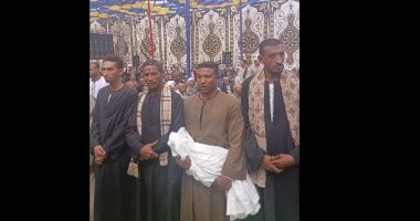 مشهد مهيب في قنا.. صلح ينهي نزاعا ثأريا بين أبناء عمومة.. فيديو