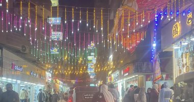 أهالي الدقهلية يعلقون الزينة والأنوار احتفالًا بقدوم رمضان.. فيديو 