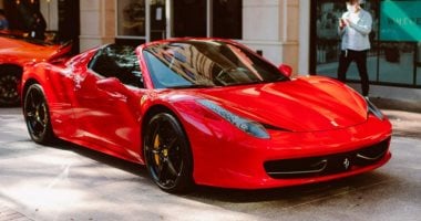 سائق بلا مأوى يقود فيرارى ويستفيد من الإعانات الاجتماعية فى فرنسا