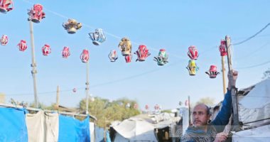 بهجة رغم الدمار.. أطفال غزة يصنعون فانوس رمضان بأيدى البراءة