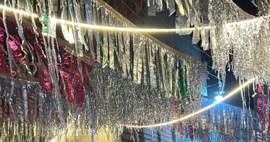 فوانيس وزينة أشكال وألوان.. شاهد فرحة الأطفال بتعليق زينة رمضان فى الدقهلية