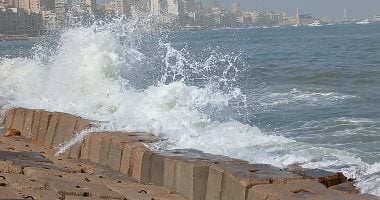 جو الإسكندرية قلب.. رياح شديدة محملة بالأتربة وارتفاع مفاجئ للأمواج.. فيديو