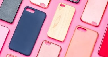 رحلة تطور "كوفر الموبايل" فى عالم الموضة.. من الشفافية إلى الغرابة