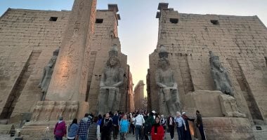 التوافد السياحي فى قلب معبد الأقصر