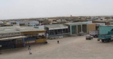 «الطبلية».. مشروع بسيط يصنع اقتصاد سوق الشلاتين الدولي.. أكشاك خشبية منخفضة التكاليف تُشكل نموذجًا فريدًا للتجارة الشعبية.. وتمنح المنطقة الطابع البسيط في البناء.. وسمن الماعز ولبن الجمال أبرز المعروضات.. صور