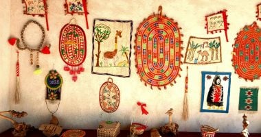 فى الوادى الجديد يحولون المخلفات والتراب إلى أيقونات فنية وديكورات إبداعية.. فنانو المحافظة يصنعون من مخلفات النخيل وتراب ورمال الصحراء منتجات أوانى ولوحات جمالية فائقة الجودة.. ويتحدون أنفسهم للوصول للعالمية