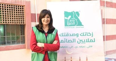 السفيرة نبيلة مكرم: سعيدة بالمشاركة فى تعبئة كراتين رمضان لإيصالها للاكثر احتياجا