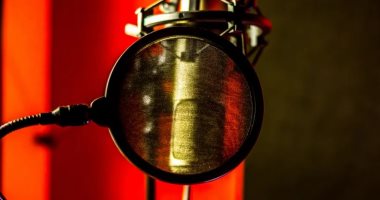 «استنسخوا نبرتى».. مذيع معروف يهاجم جوجل بسبب الذكاء الاصطناعى