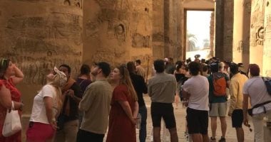 أفواج سياحية كبيرة تزور معابد الكرنك للاستمتاع بالطقس الشتوى الدافئ.. صور