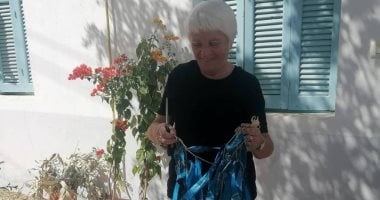 سائحة بلجيكية تعلق زينة رمضان في منزلها بالبر الغربي بالأقصر.. صور