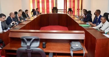 وزير الرى يستعرض ثوابت الموقف المصرى بملف مياه النيل مع أعضاء البرلمان الكينى