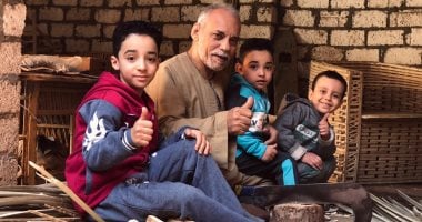 من خير النخيل فى الجيزة.. أنامل ذهبية تبدع فى صناعة منتجات الجريد.. حرفة يدوية بدأت من أقفاص الطيور إلى غرف نوم كاملة.. زبائنها من المحافظات وأجانب يعشقون التراث.. أحد الصناع: بيخرج من بين أيدينا تحف.. صور