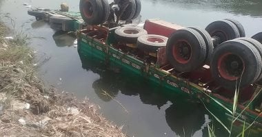 انقلاب سيارة تريلا محملة بالدقيق فى ترعة كوم أمبو بأسوان.. صور