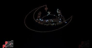 من التراث إلى السماء.. المسحراتى وزينة رمضان يزينان سماء مسجد الحسين