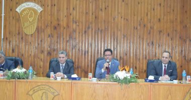 رئيس جامعة بنها يترأس مجلس كلية الزراعة ويكرم عمداء الكلية السابقين