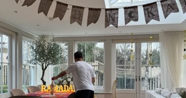 محمد صلاح أثناء تحضير زينة رمضان