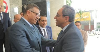 محافظ قنا الجديد يبدأ مهام عمله بمراسم تسليم وتسلم مع المحافظ السابق