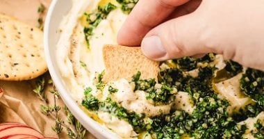 طريقة عمل جبنة بيضاء بزيت الزيتون والزعتر