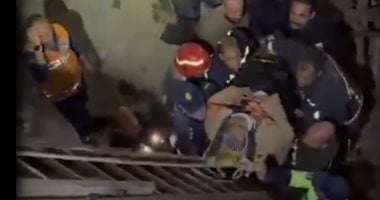 لحظات الرعب.. حفرة 6 أمتار تبتلع ميكروباص بركابه بالزاوية الحمراء (فيديو)