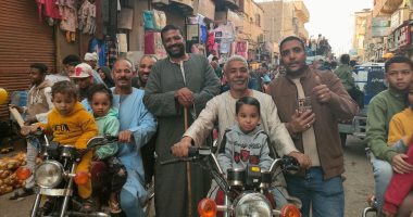 أجواء وعادات تراثية.. الآلاف من أهالى إسنا يحتفلون بالدورة الرمضانية