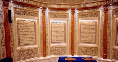 جداريات رخامية بآيات القرآن الكريم.. روائع الزخرفة الإسلامية فى مسجد العزيز الحكيم بالمقطم