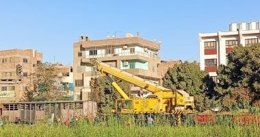 ونش لرفع عربة قطار بضائع بنى سويف وانتظام حركة القطارات.. فيديو