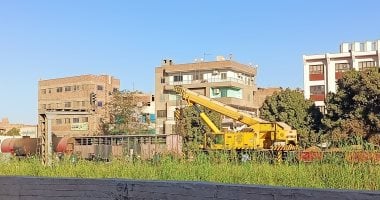 تفاصيل خروج بوجى قطار بضائع عن القضبان فى بنى سويف.. فيديو وصور