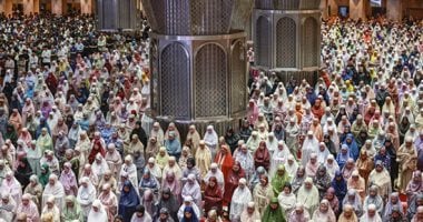 رمضان فى إندونيسيا.. آلاف المصلين يؤدون صلاة التراويح في مسجد الاستقلال بجاكرتا 