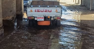 غرق النفق المرورى بمدينة أسوان بسبب كسر ماسورة مياه.. صور